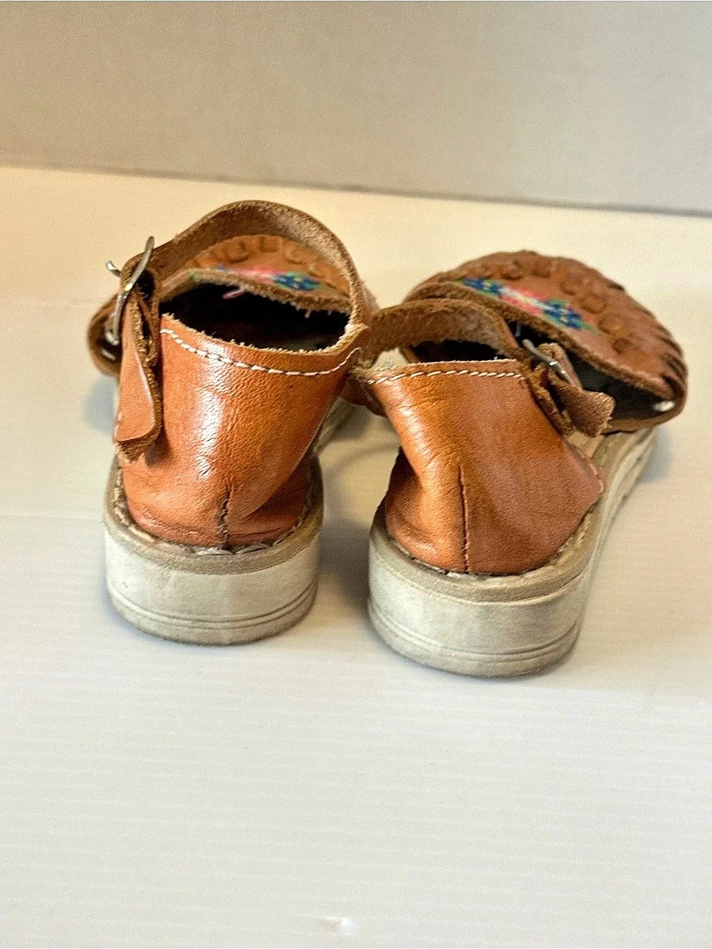 Calzado Coyote Embroidered Leather Sandals US 7c